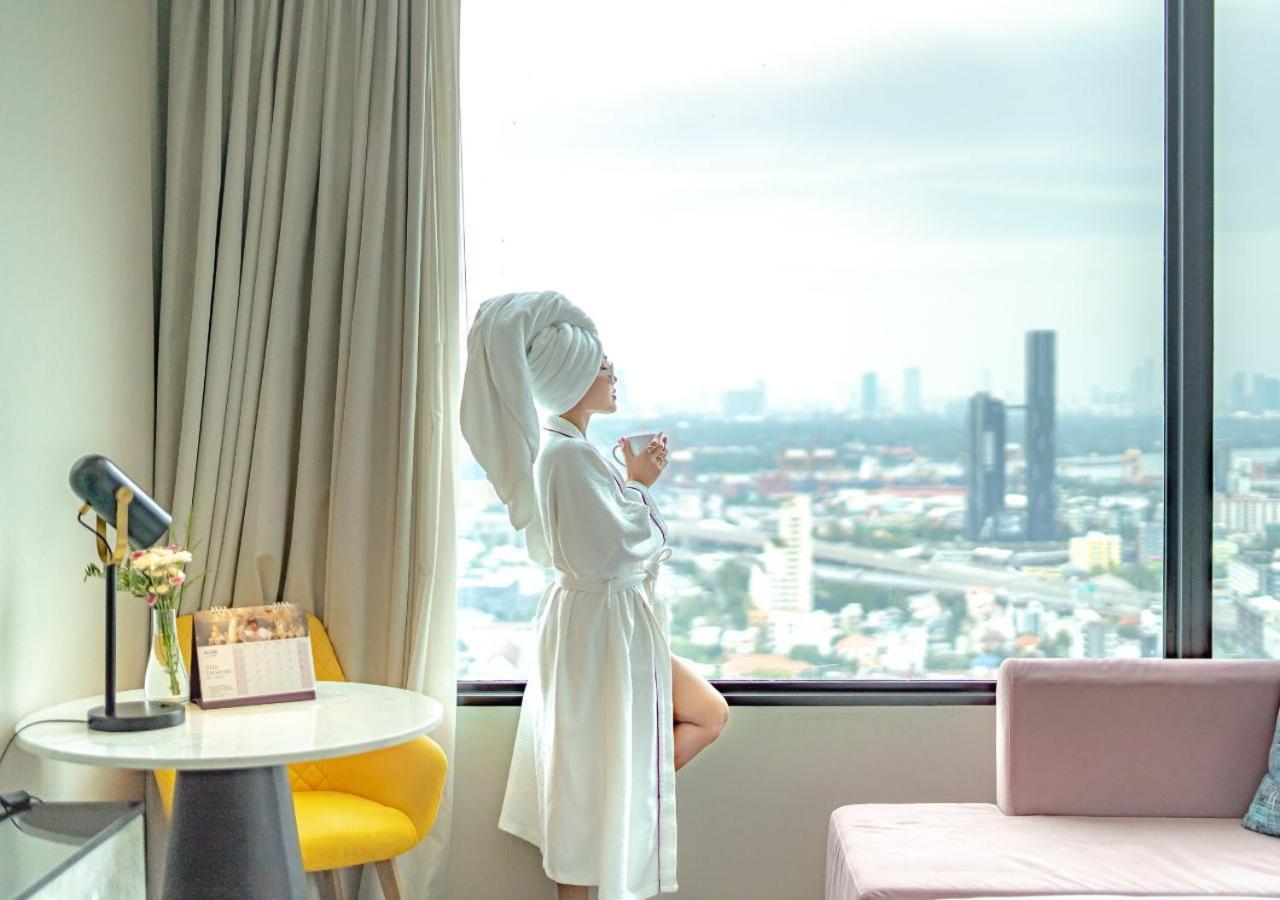 فندق أفاني سوكومفيت بانكوك المظهر الخارجي الصورة A woman wearing a bathrobe