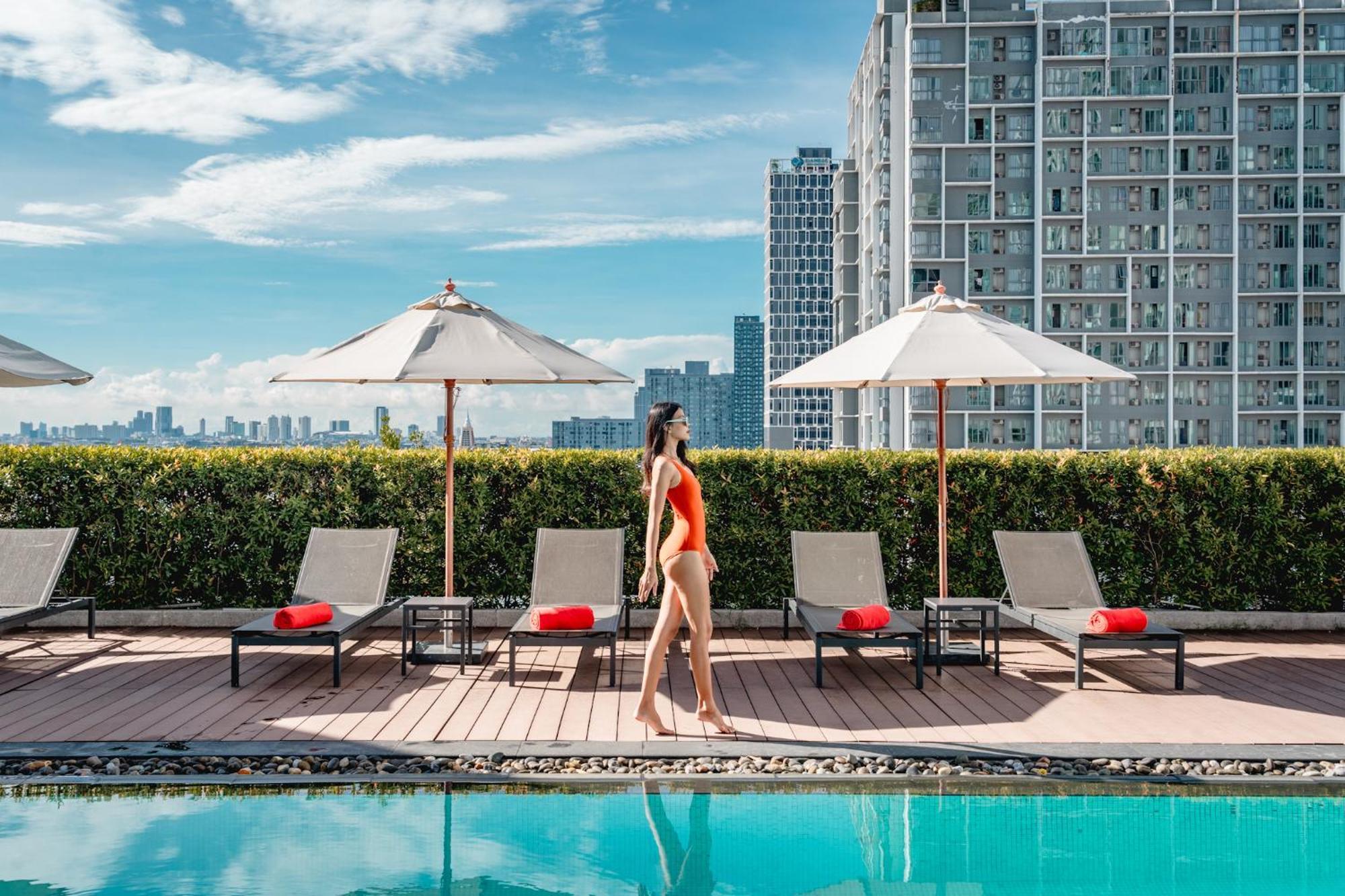 فندق أفاني سوكومفيت بانكوك المظهر الخارجي الصورة The rooftop pool at the hotel
